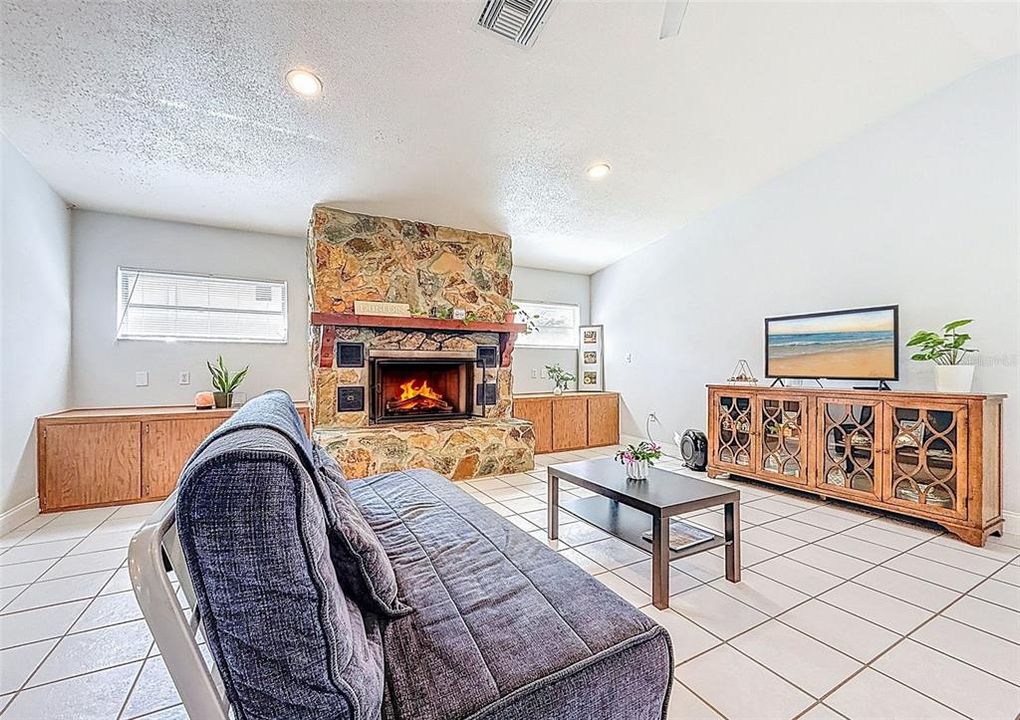 For Sale: $583,000 (3 beds, 2 baths, 2006 Square Feet)