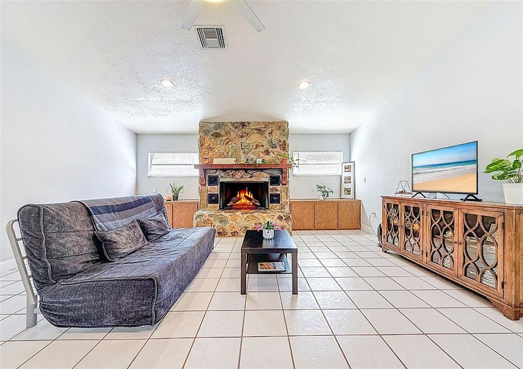 For Sale: $583,000 (3 beds, 2 baths, 2006 Square Feet)