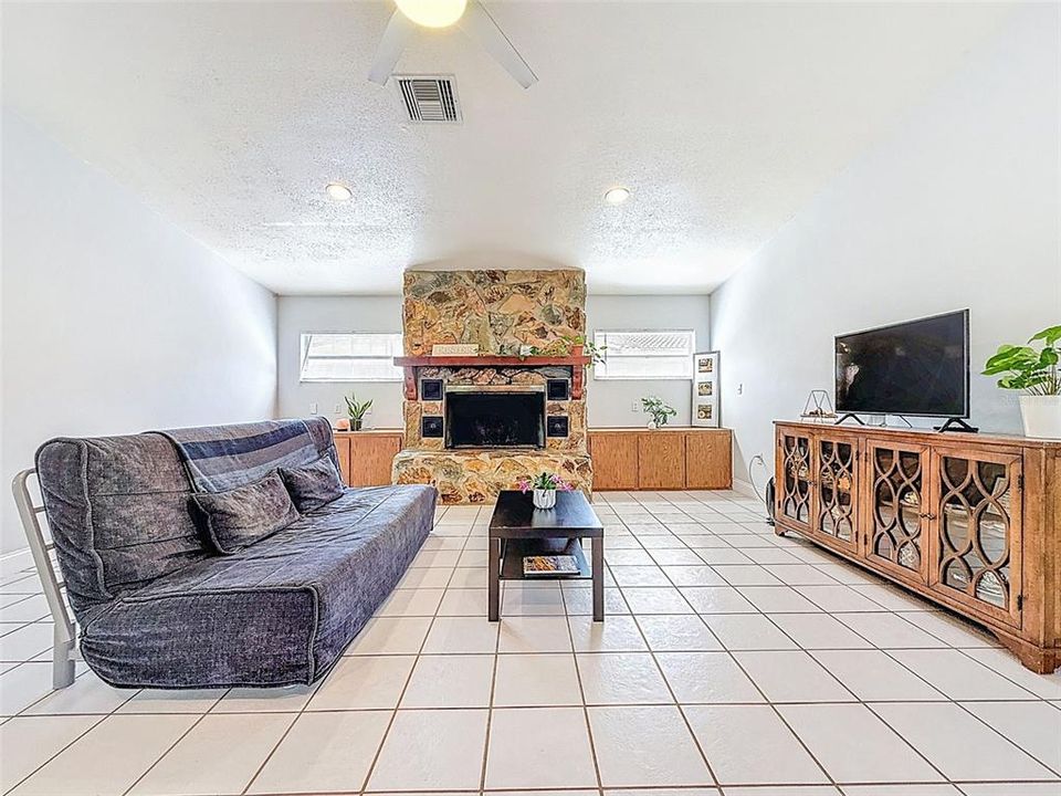 For Sale: $583,000 (3 beds, 2 baths, 2006 Square Feet)