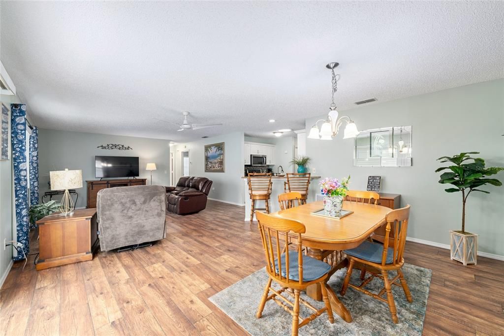 For Sale: $249,000 (2 beds, 2 baths, 1188 Square Feet)