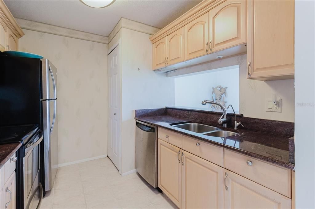 На продажу: $214,900 (2 спален, 2 ванн, 1020 Квадратных фут)