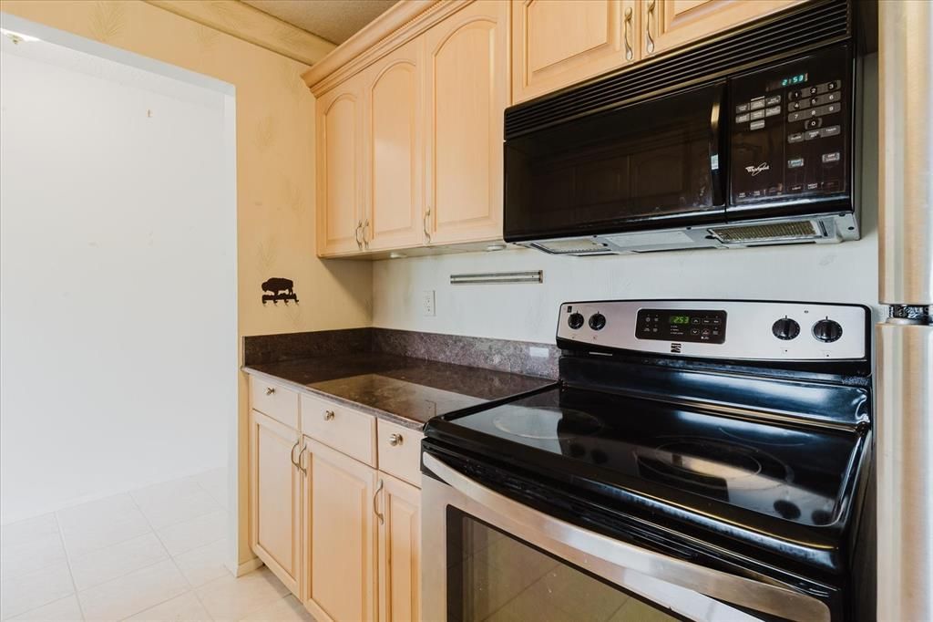 На продажу: $214,900 (2 спален, 2 ванн, 1020 Квадратных фут)