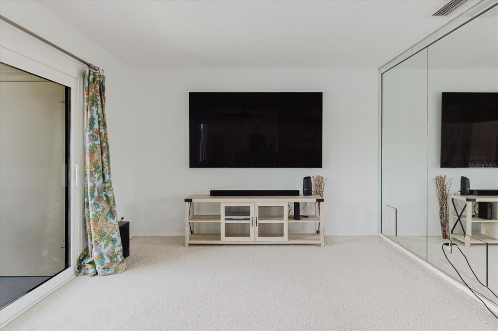 На продажу: $214,900 (2 спален, 2 ванн, 1020 Квадратных фут)