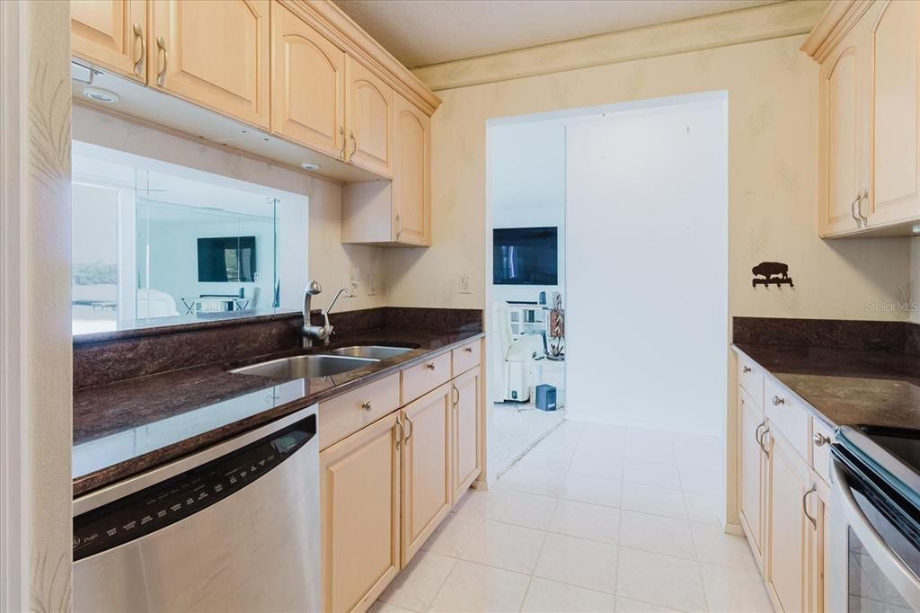 На продажу: $214,900 (2 спален, 2 ванн, 1020 Квадратных фут)