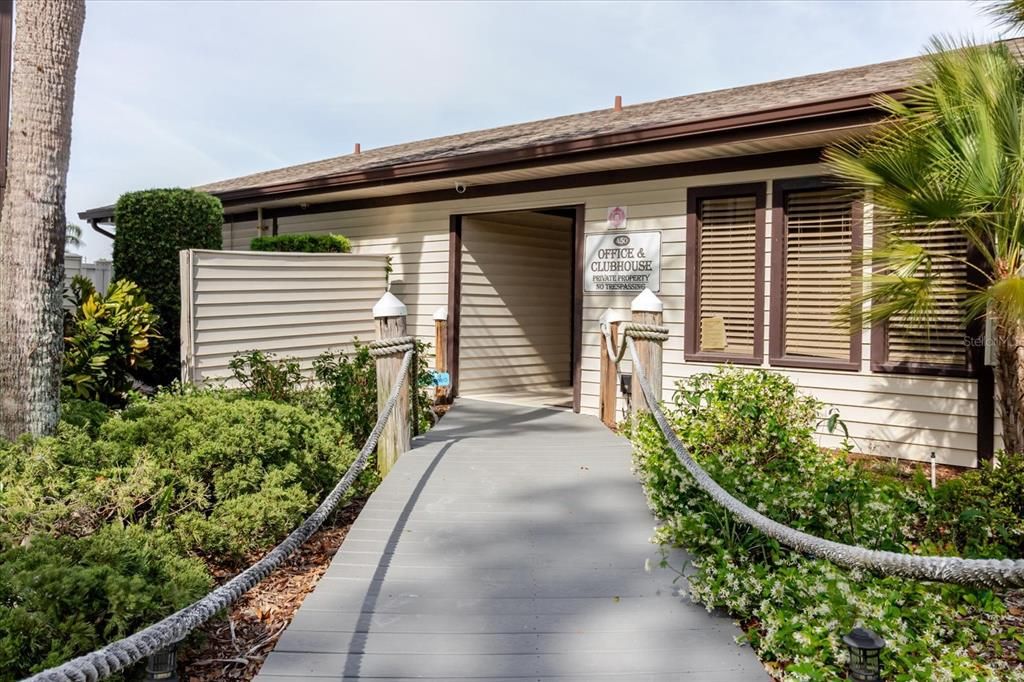 На продажу: $214,900 (2 спален, 2 ванн, 1020 Квадратных фут)