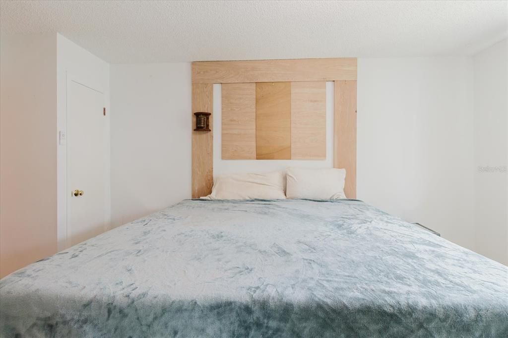 На продажу: $214,900 (2 спален, 2 ванн, 1020 Квадратных фут)