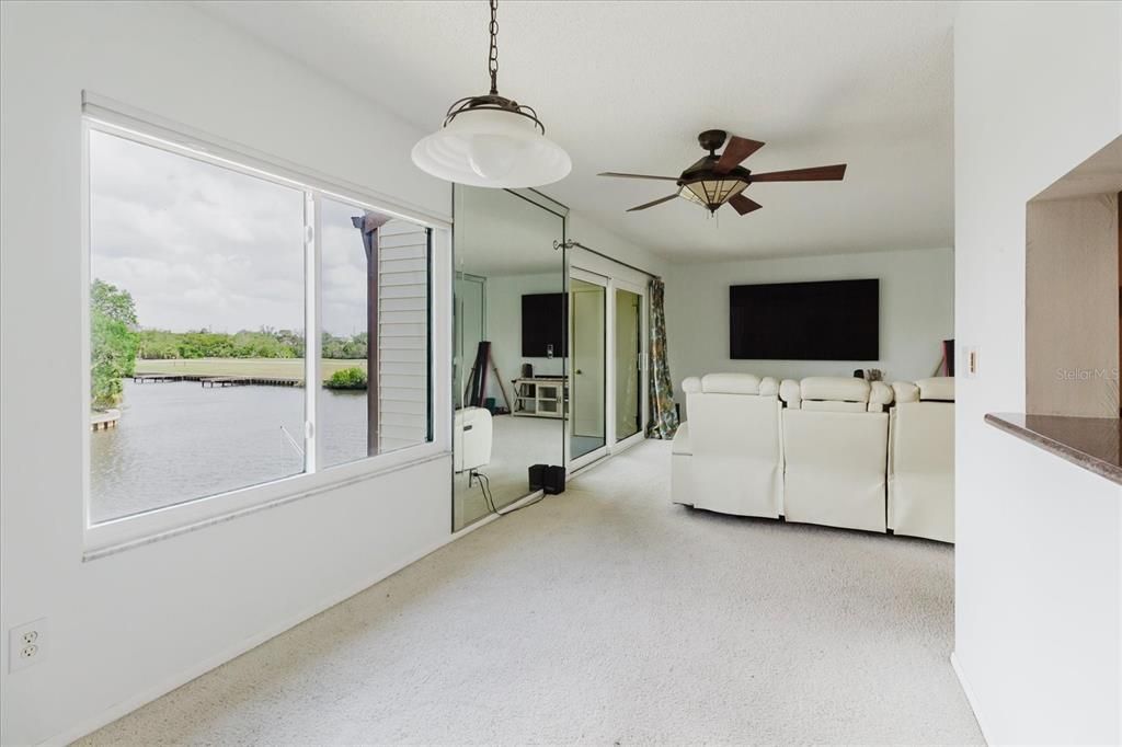 На продажу: $214,900 (2 спален, 2 ванн, 1020 Квадратных фут)