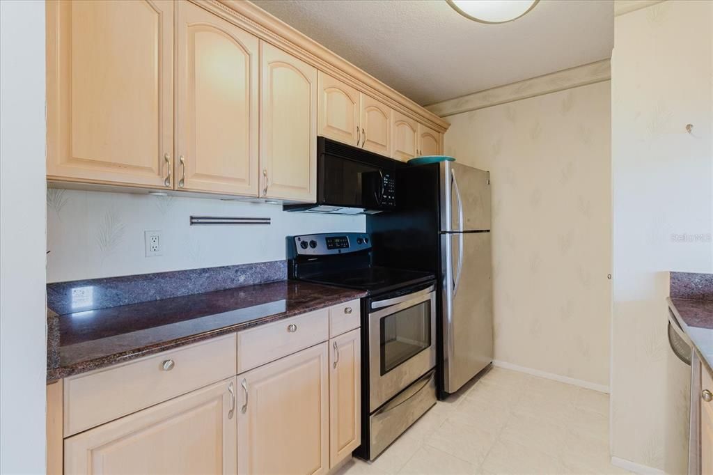 На продажу: $214,900 (2 спален, 2 ванн, 1020 Квадратных фут)