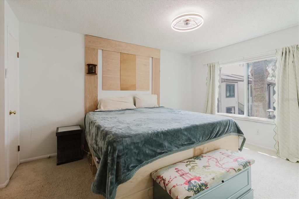 На продажу: $214,900 (2 спален, 2 ванн, 1020 Квадратных фут)