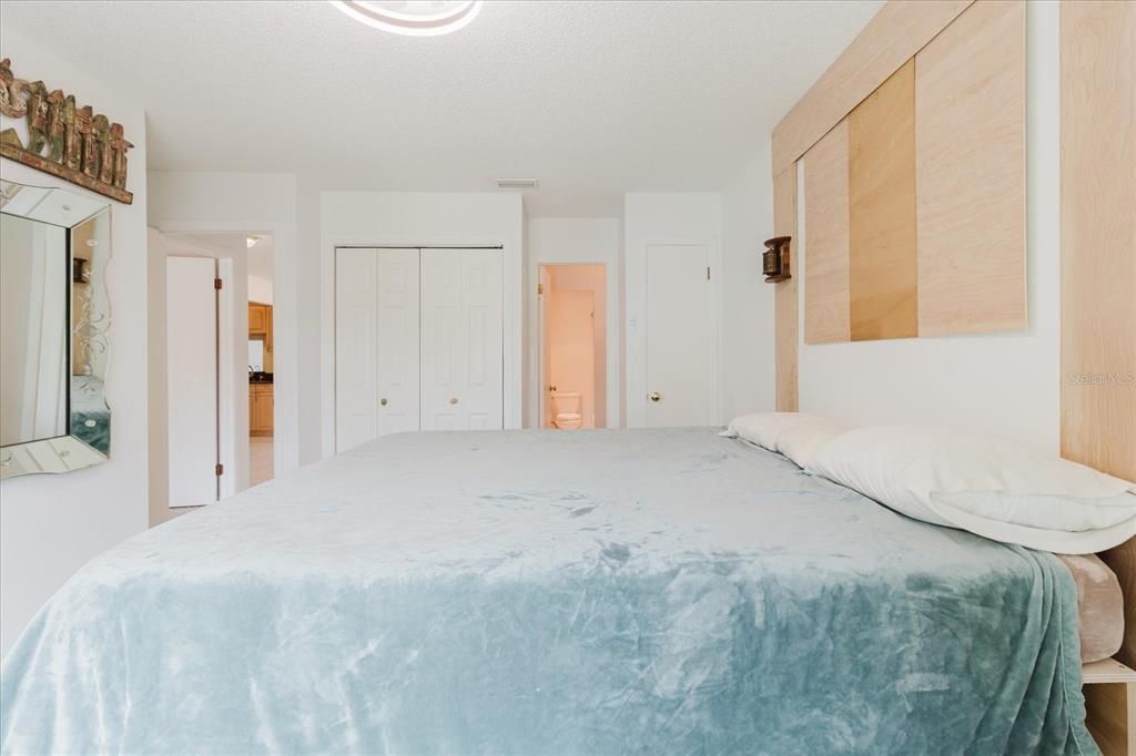 На продажу: $214,900 (2 спален, 2 ванн, 1020 Квадратных фут)