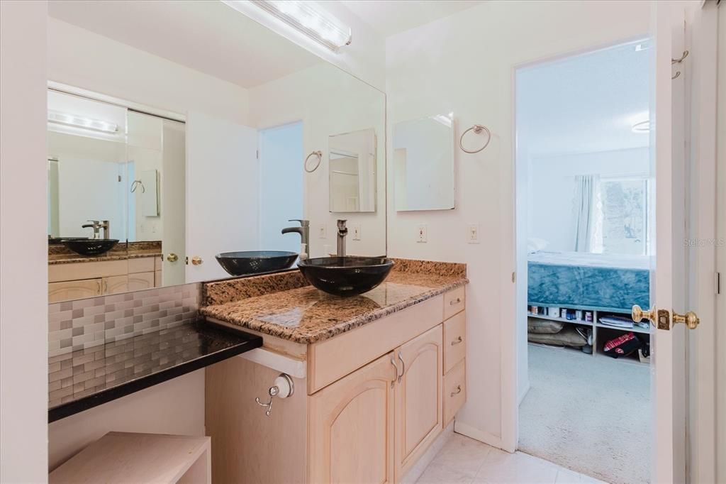 На продажу: $214,900 (2 спален, 2 ванн, 1020 Квадратных фут)