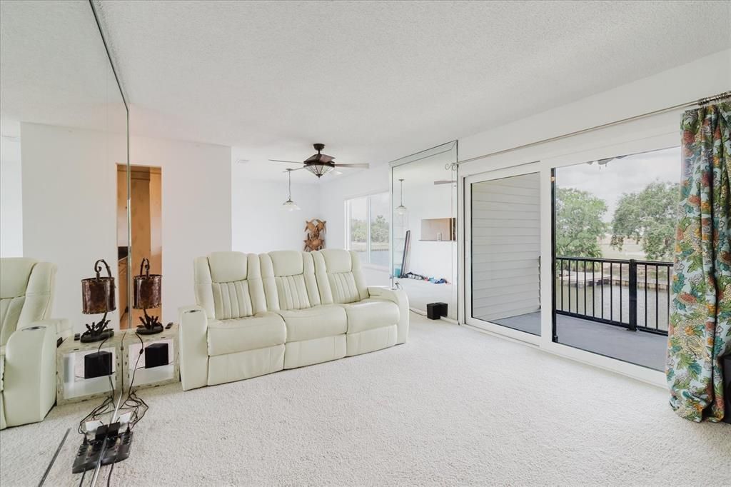 На продажу: $214,900 (2 спален, 2 ванн, 1020 Квадратных фут)