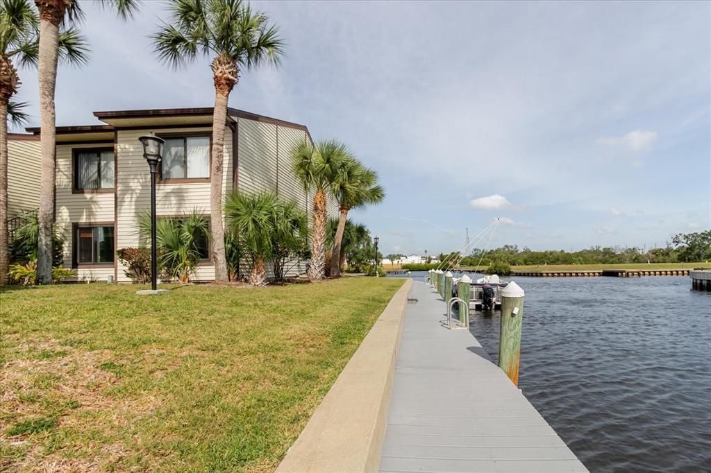 На продажу: $214,900 (2 спален, 2 ванн, 1020 Квадратных фут)