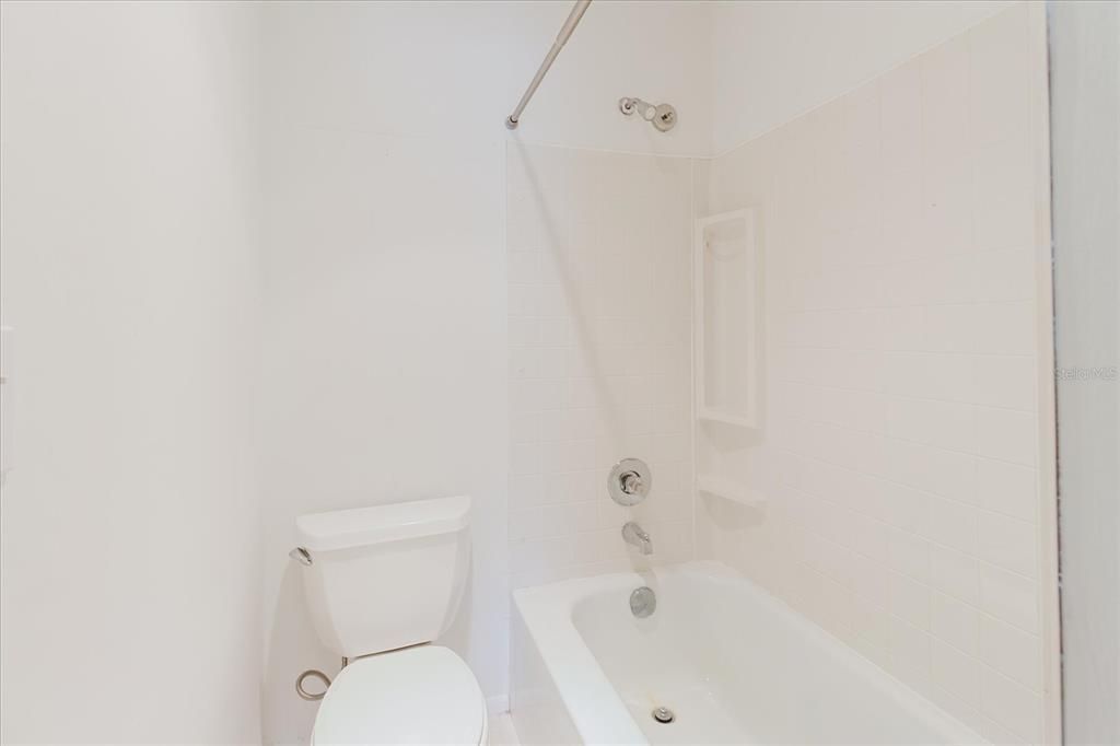 На продажу: $214,900 (2 спален, 2 ванн, 1020 Квадратных фут)