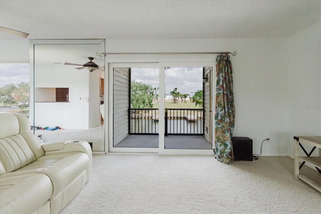 На продажу: $214,900 (2 спален, 2 ванн, 1020 Квадратных фут)