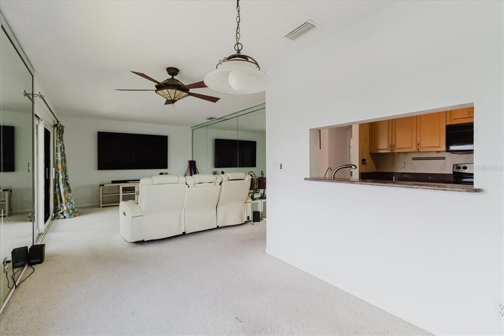 На продажу: $214,900 (2 спален, 2 ванн, 1020 Квадратных фут)