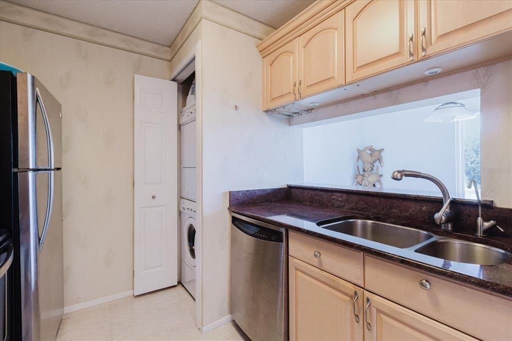 На продажу: $214,900 (2 спален, 2 ванн, 1020 Квадратных фут)