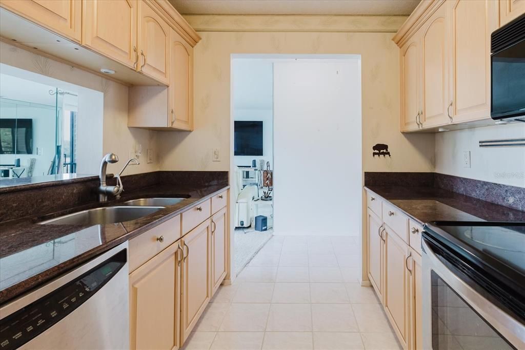 На продажу: $214,900 (2 спален, 2 ванн, 1020 Квадратных фут)