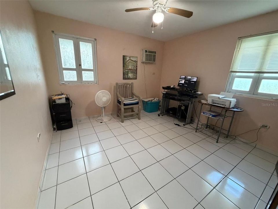 На продажу: $289,000 (4 спален, 2 ванн, 2169 Квадратных фут)