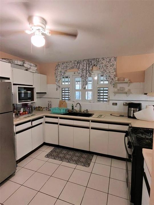 На продажу: $289,000 (4 спален, 2 ванн, 2169 Квадратных фут)