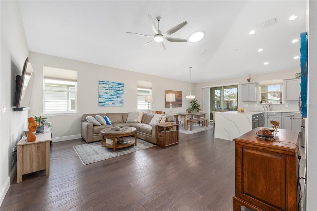 For Sale: $324,000 (2 beds, 2 baths, 1454 Square Feet)