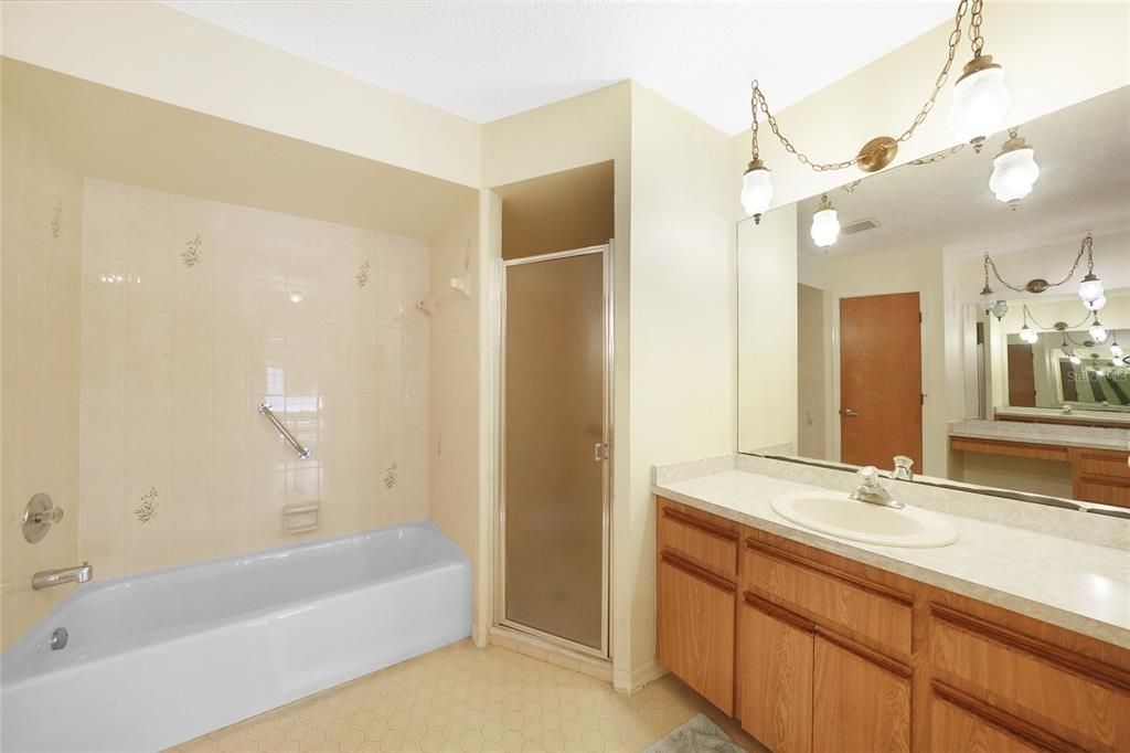 待售: $240,000 (3 贝兹, 2 浴室, 1639 平方英尺)