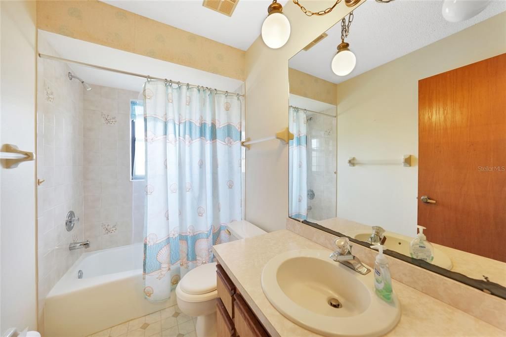 待售: $240,000 (3 贝兹, 2 浴室, 1639 平方英尺)