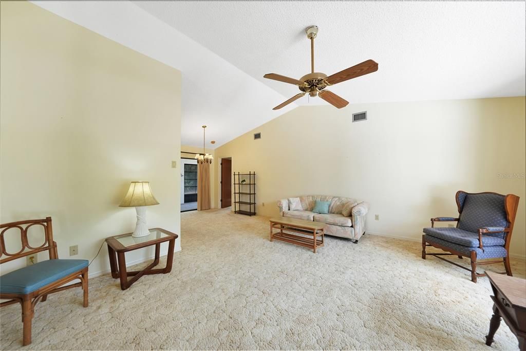 待售: $240,000 (3 贝兹, 2 浴室, 1639 平方英尺)