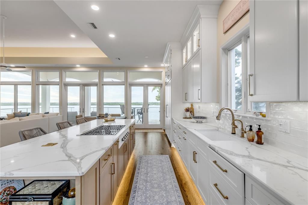 На продажу: $4,900,000 (5 спален, 4 ванн, 4564 Квадратных фут)