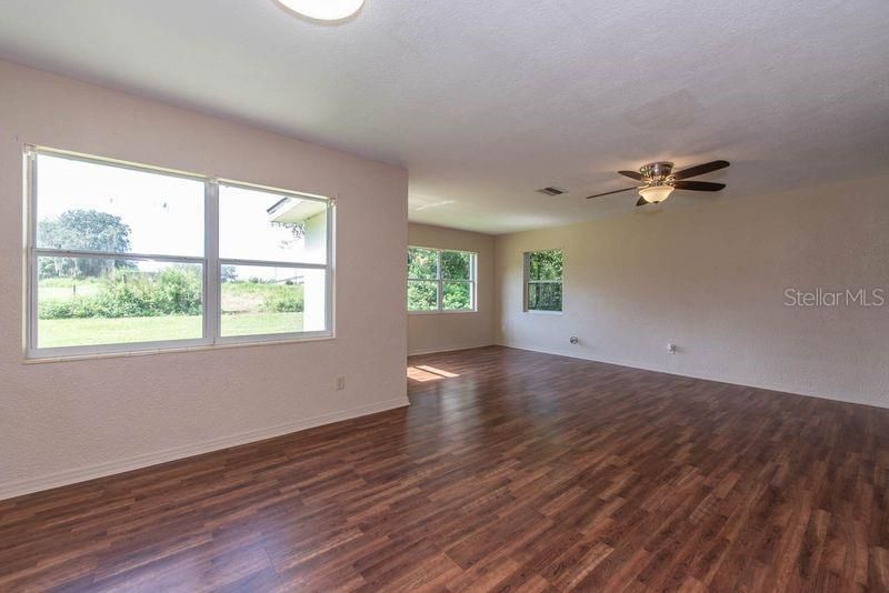 En Venta: $300,000 (3 camas, 2 baños, 2127 Pies cuadrados)