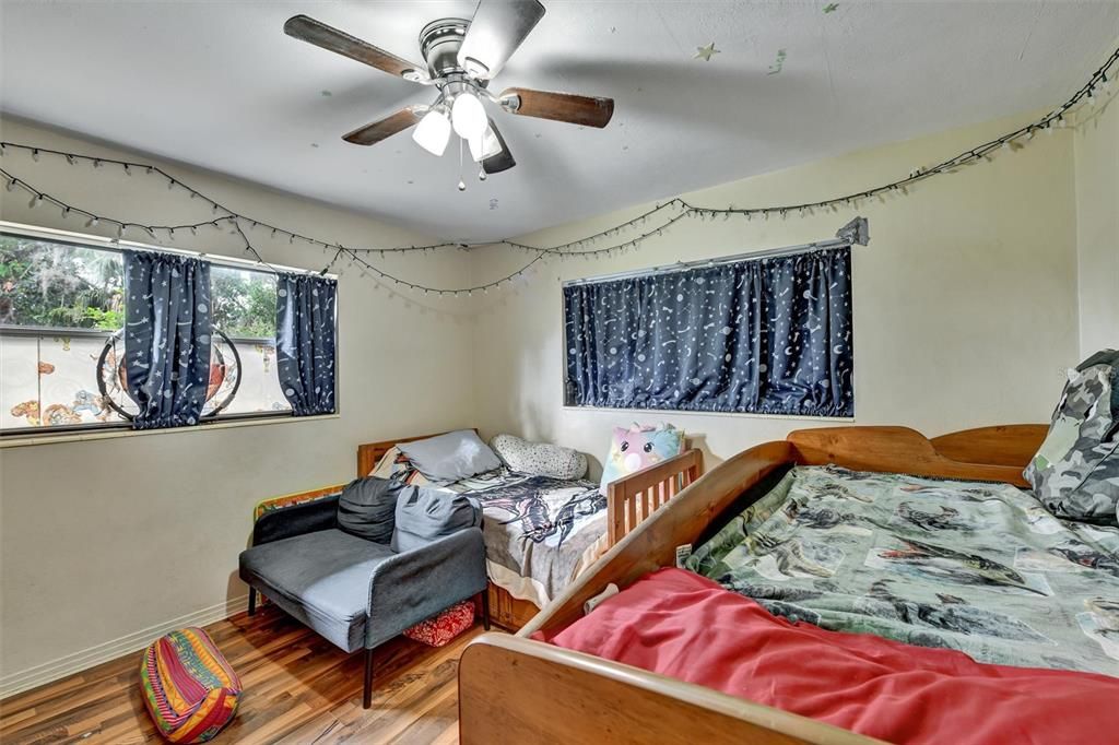 На продажу: $300,000 (3 спален, 2 ванн, 2127 Квадратных фут)