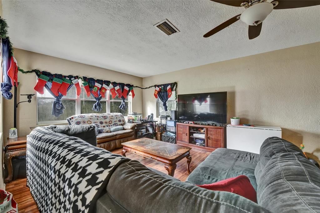 На продажу: $300,000 (3 спален, 2 ванн, 2127 Квадратных фут)