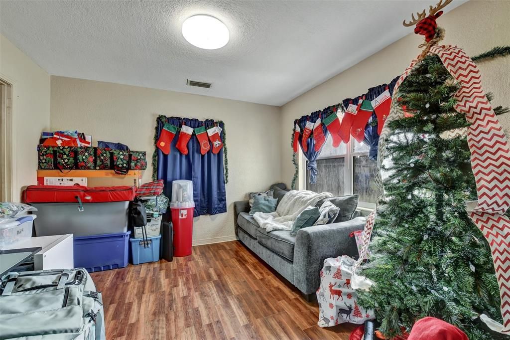 На продажу: $300,000 (3 спален, 2 ванн, 2127 Квадратных фут)