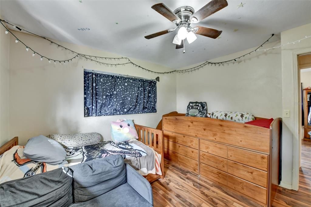 На продажу: $300,000 (3 спален, 2 ванн, 2127 Квадратных фут)