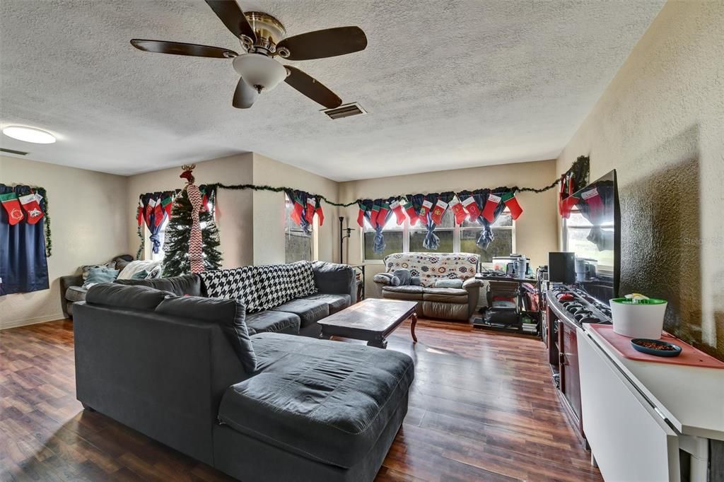 En Venta: $300,000 (3 camas, 2 baños, 2127 Pies cuadrados)