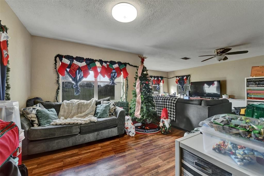 На продажу: $300,000 (3 спален, 2 ванн, 2127 Квадратных фут)