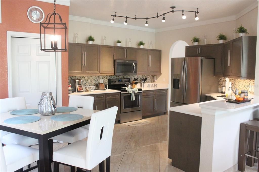 出租: $3,150 (5 贝兹, 3 浴室, 2451 平方英尺)