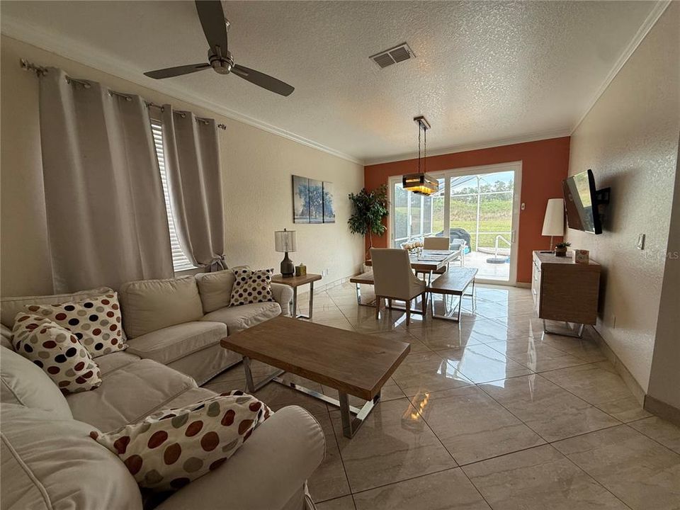 出租: $3,150 (5 贝兹, 3 浴室, 2451 平方英尺)