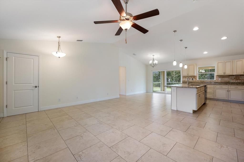 En Venta: $299,900 (3 camas, 2 baños, 1427 Pies cuadrados)