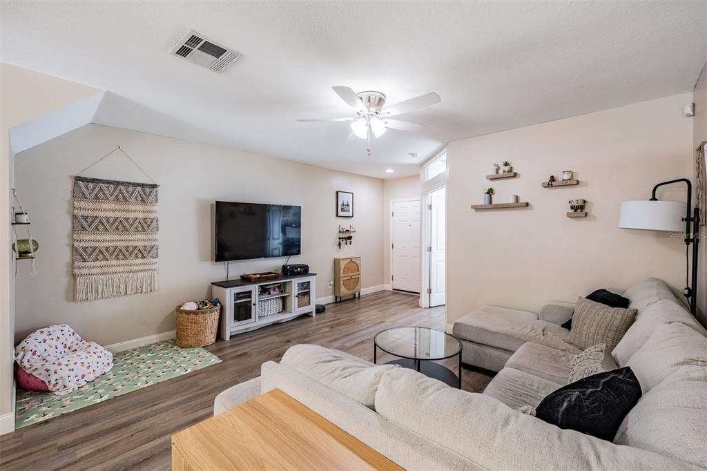 For Sale: $259,000 (3 beds, 2 baths, 1383 Square Feet)