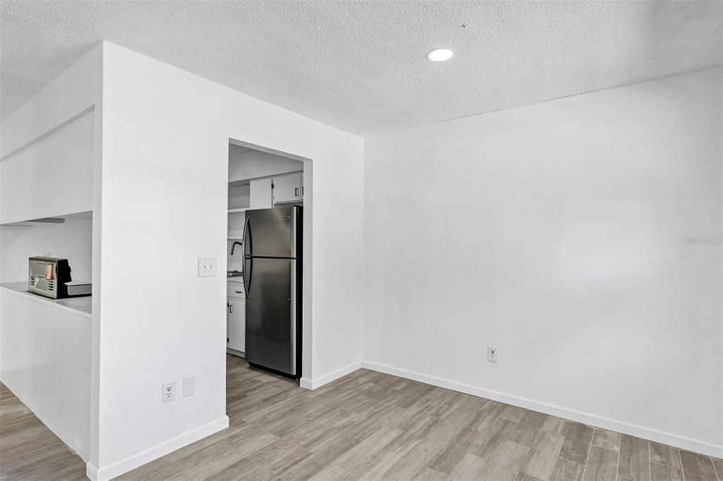 For Rent: $1,595 (2 beds, 1 baths, 806 Square Feet)