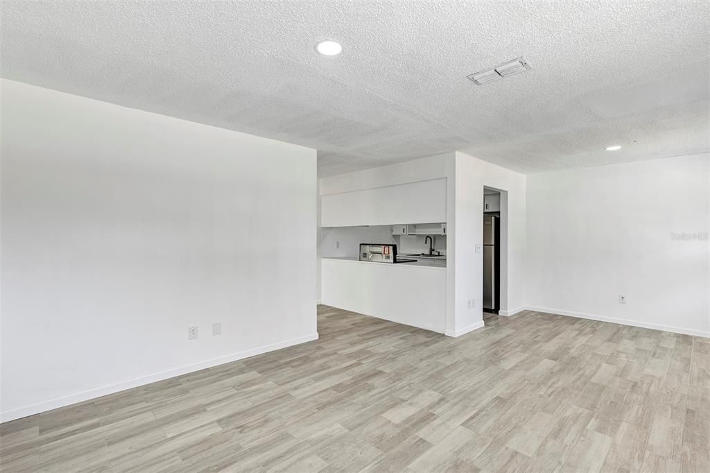 For Rent: $1,595 (2 beds, 1 baths, 806 Square Feet)