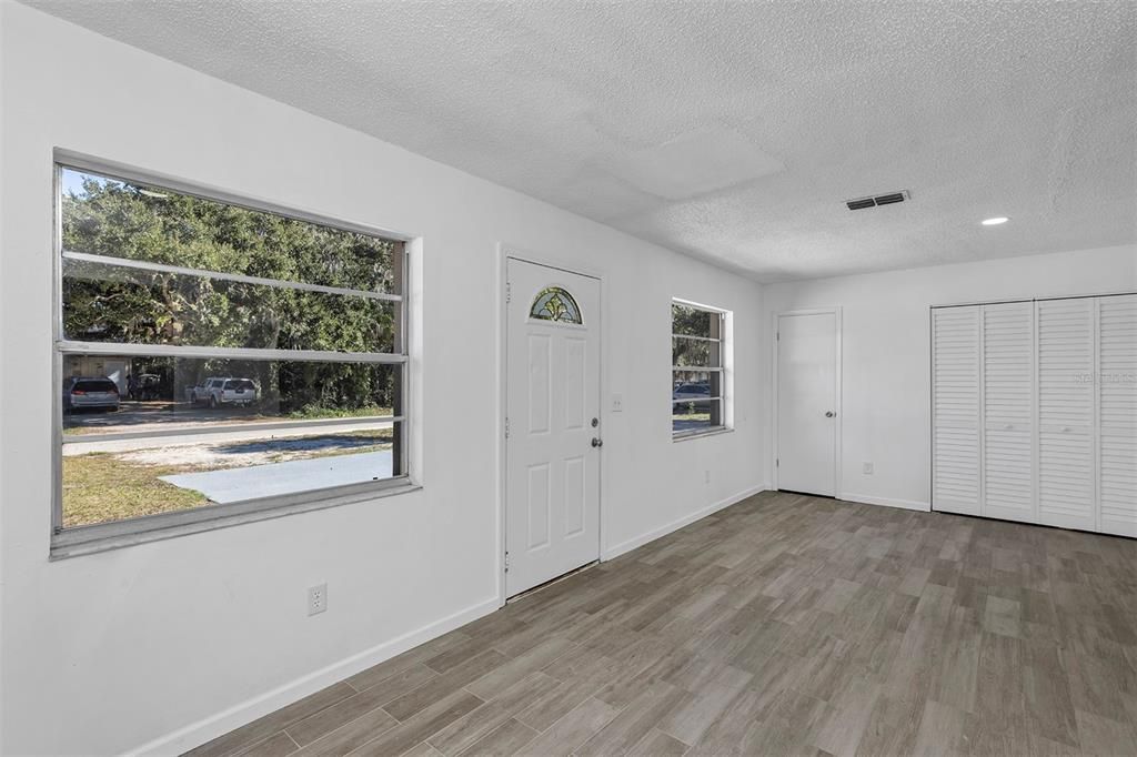 For Rent: $1,595 (2 beds, 1 baths, 806 Square Feet)