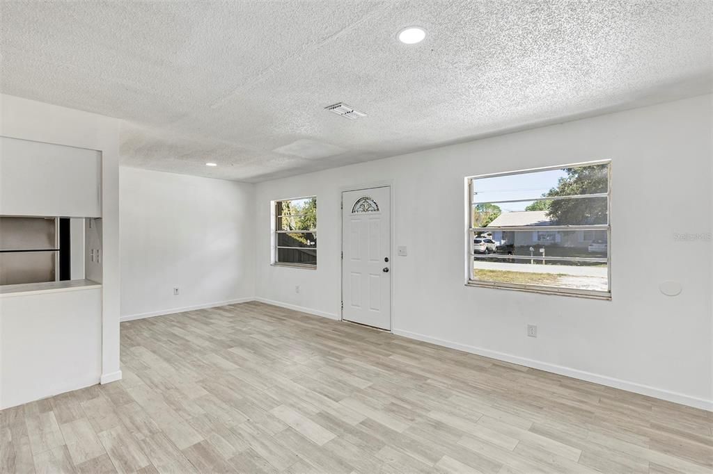 For Rent: $1,595 (2 beds, 1 baths, 806 Square Feet)