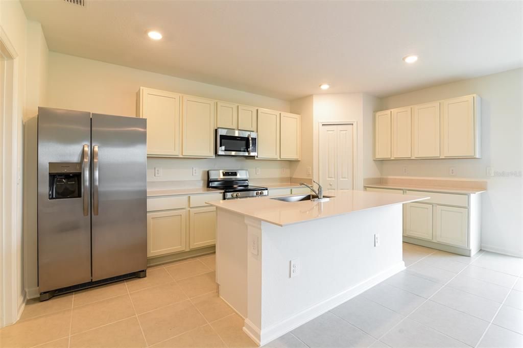 En Renta: $2,075 (5 camas, 3 baños, 2112 Pies cuadrados)