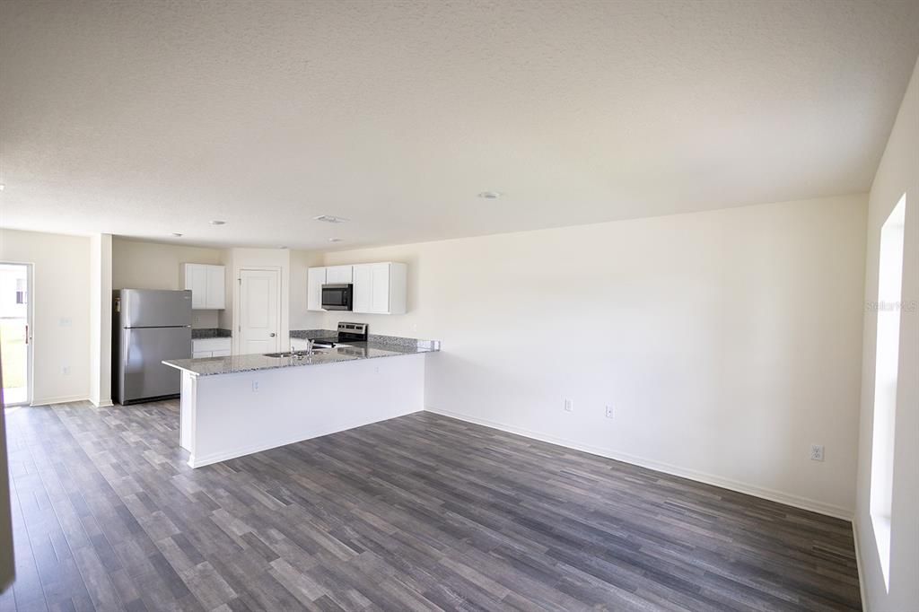 En Renta: $2,145 (4 camas, 3 baños, 2000 Pies cuadrados)