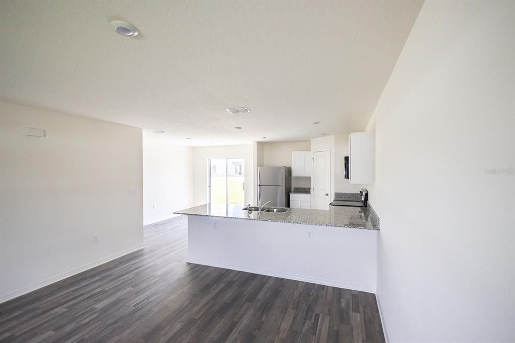 En Renta: $2,145 (4 camas, 3 baños, 2000 Pies cuadrados)