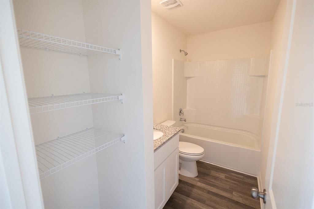 En Renta: $2,145 (4 camas, 3 baños, 2000 Pies cuadrados)