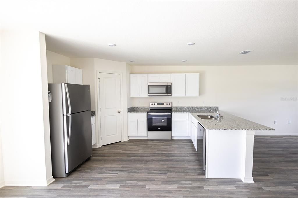 En Renta: $2,145 (4 camas, 3 baños, 2000 Pies cuadrados)