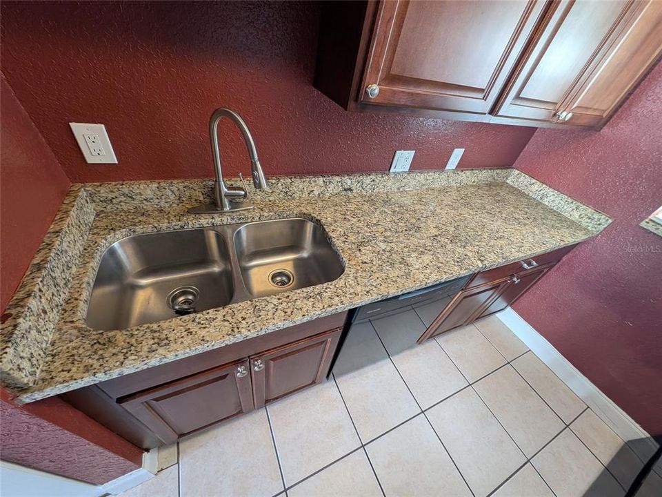 На продажу: $119,900 (2 спален, 1 ванн, 891 Квадратных фут)